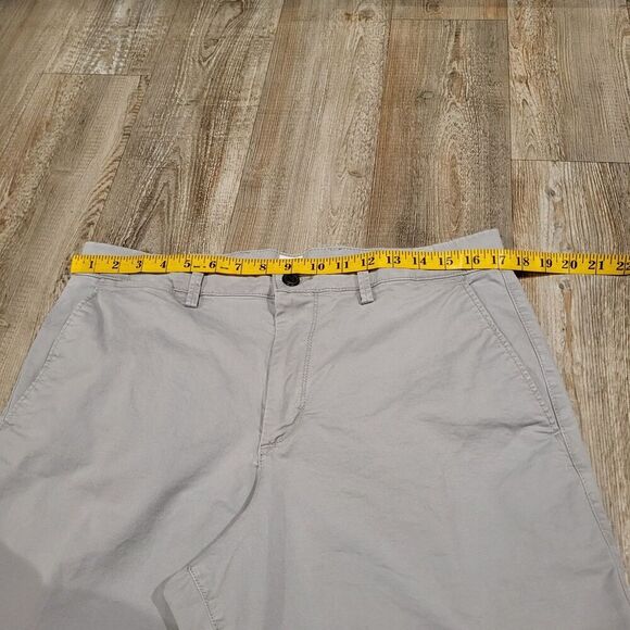 Gap Essential Khaki 10" Chino Flat Front Shorts Mens Size 33 - Picture 6 of 8